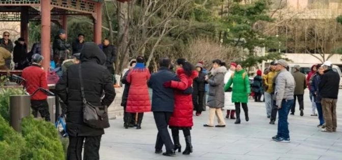 10元摸摸,80元陪睡,公园惊现老人不雅服务:撕开了上亿人的体面