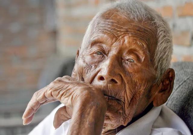 146岁老人,送走4任妻子和儿女后绝食去世,他说:长寿是一种折磨