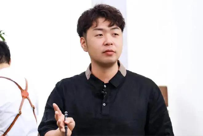 表面是憨憨主持人,实则是商界奇才,36岁便实现财富自由