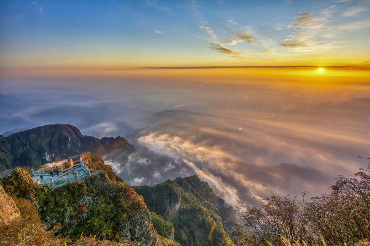 峨眉山,雄秀西南,秀甲天下,金顶佛光照大千