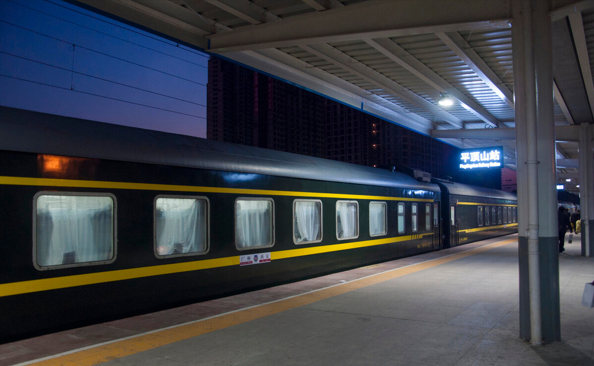 乘客:为什么夜晚火车行驶时,乘务员会在一些特殊地方拉上窗帘?