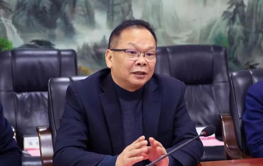 "色虎"廖炎秋:住7万总统套,包养50多名情妇,女秘书用嘴喂饭