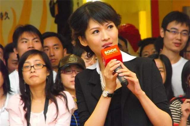 《综艺大观》停播17年,主持人境况迥异,有人因私生活,销声匿迹