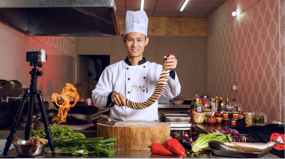 四川小伙,靠拍做饭视频,吸粉3000万,拒接300万广告