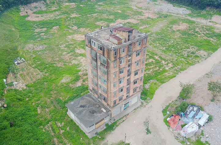 回顾重庆钉子户:断水断电挖成"孤岛"都不搬,最终败给现实