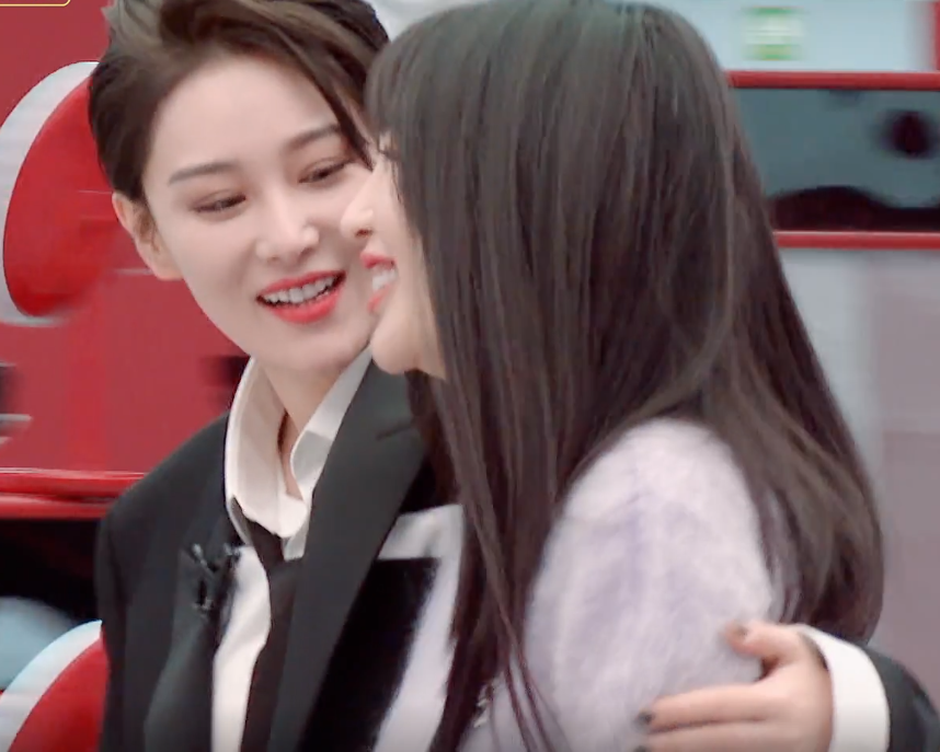 那英气指着李菲儿张馨予:你俩谁啊?大气场太猛俩花旦吓到后退!