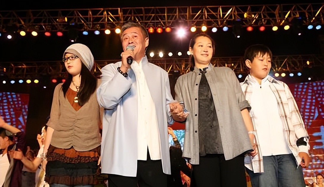 赵本山女儿赵玉芳倒贴300万下嫁穷小子结婚15年被丈夫宠成宝