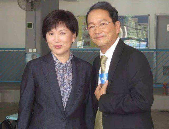 一次拍摄电视剧《新变色龙》期间,陈秀雯遇到了大4岁的林国雄,男帅女