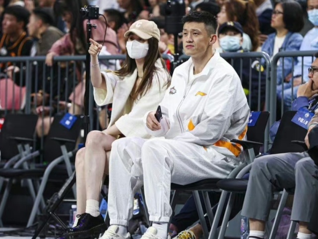 周鵬攜妻子現身全明星 清華核心鄒陽獲mvp 未來想進cba