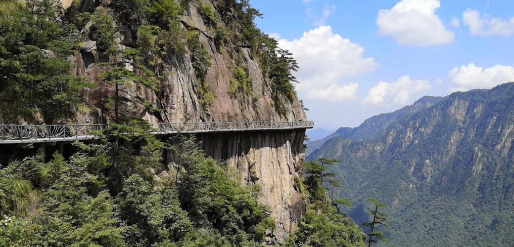大明山风景区在哪里,被当地人称为"大明仙境"