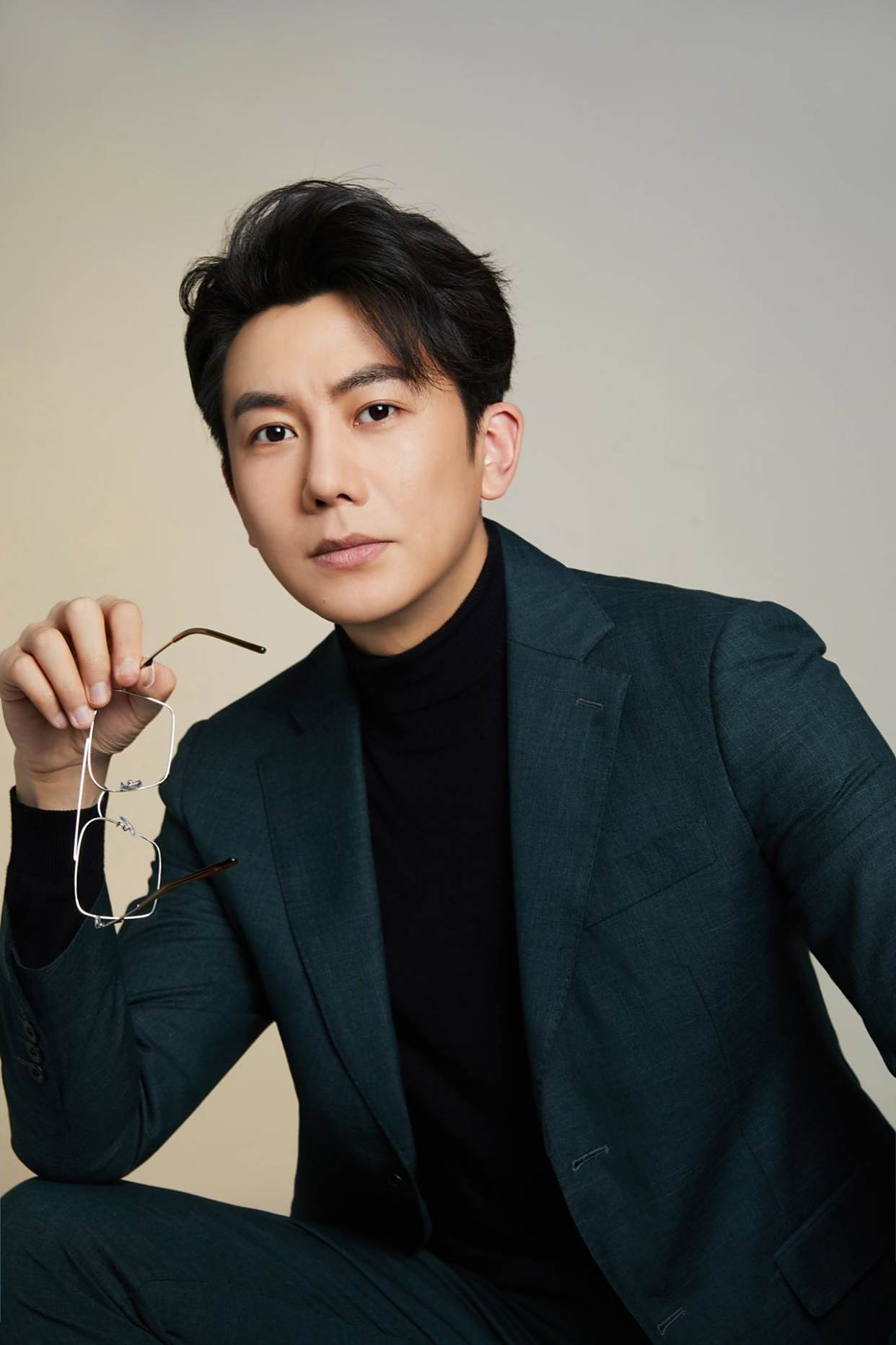 王聪生日写真曝光 绅士儒雅帅气值满分