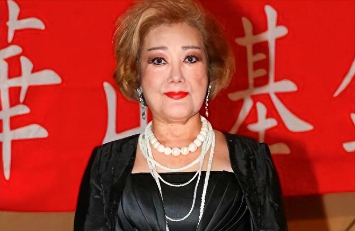 和陈丽卿一样,蓝洁瑛同样出生在普通家庭,因为出众的容貌在娱乐圈占有