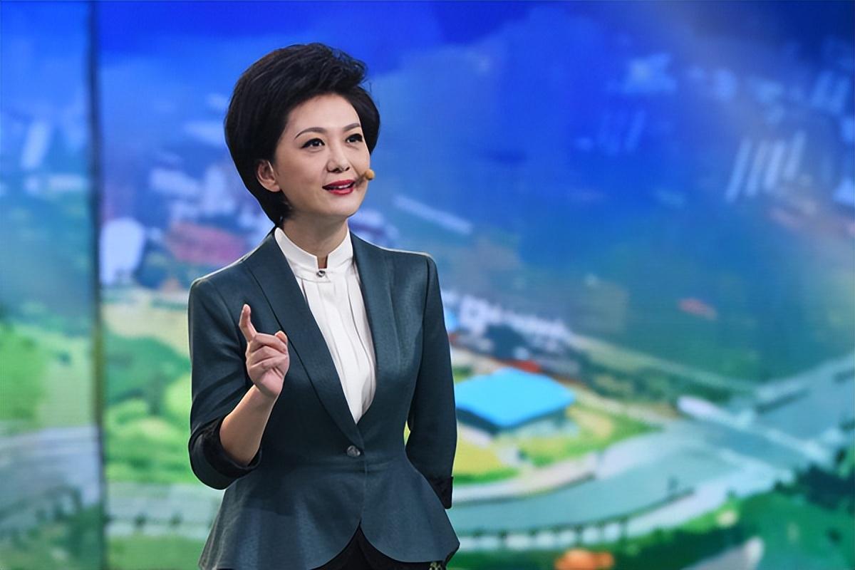 央视著名主持人海霞,嫁大11岁清华教授,结婚22年幸福如初