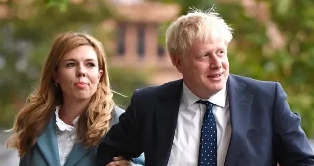英国首相真滑稽!头顶鸡窝头做采访,力证身体好56岁当众做俯卧撑