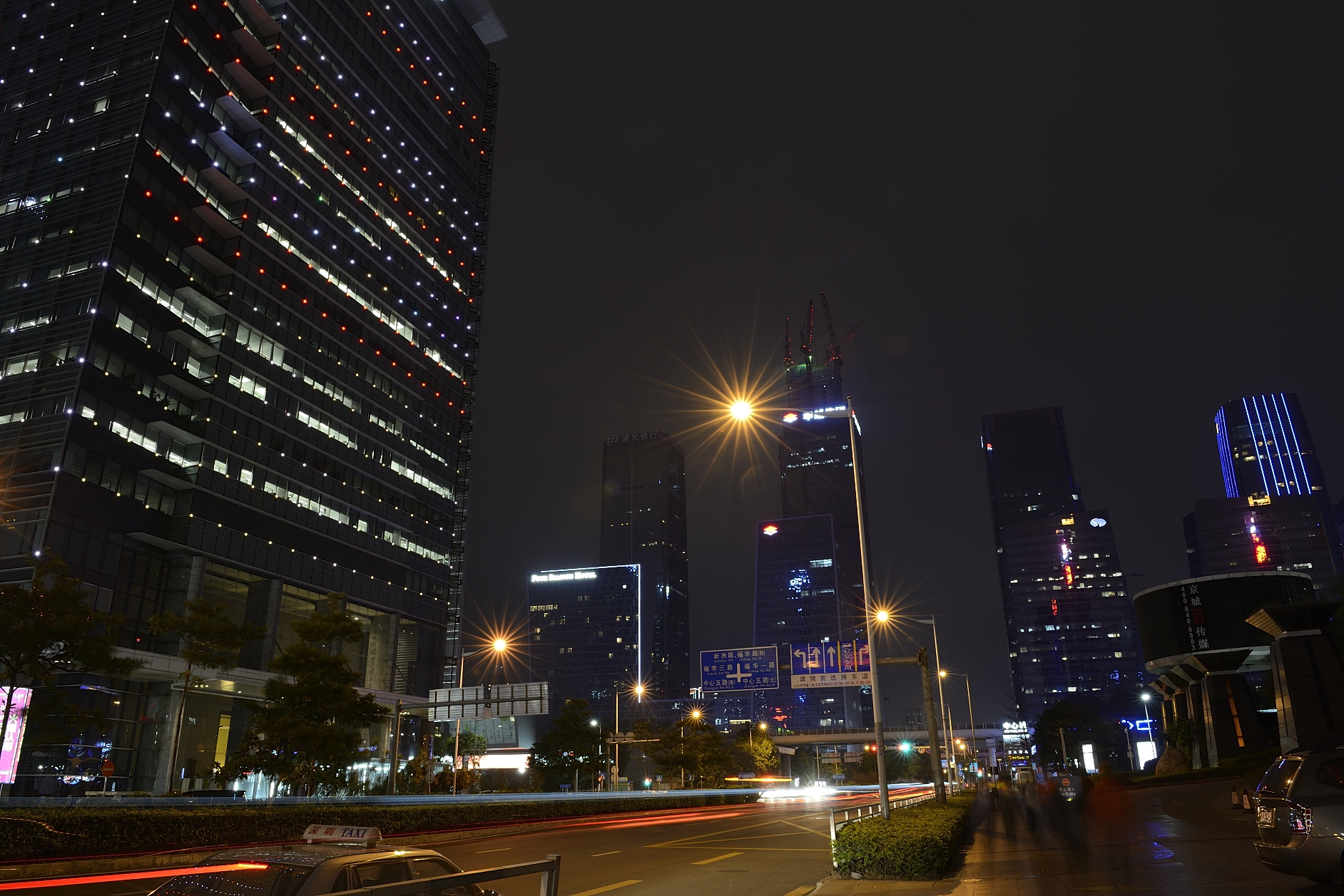 凌晨两点,两个英国人在中国街头愣住,直言:难道出幻觉了?