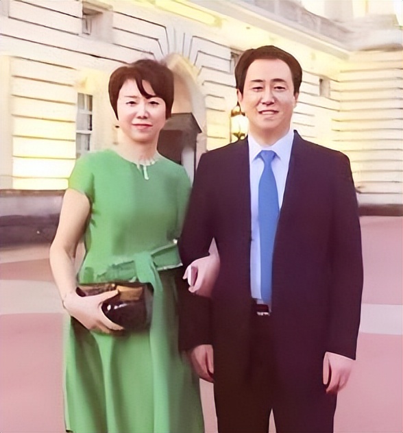 许家印丁玉梅"离婚"背后的真相:债务危机下的生死抉择