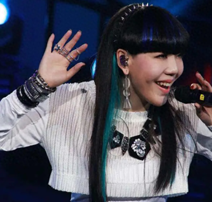 好比在最初的舞台当中,从未有像吴莫愁这样风格的女歌手.