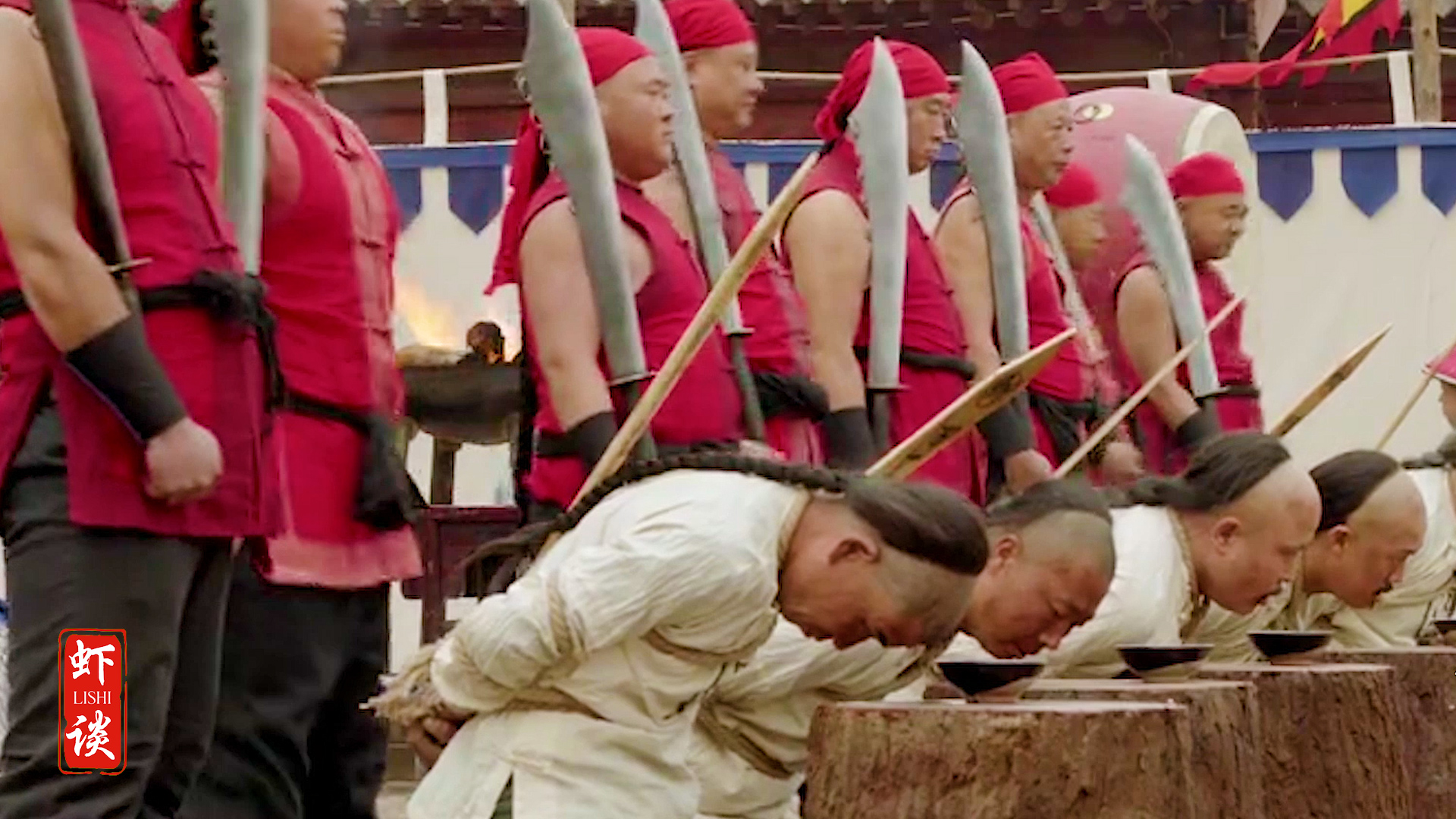 为何古代刽子手身穿红色衣服?而且在行刑前,还要往刀上喷一口酒