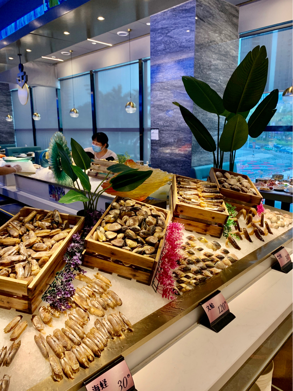 渔纬港海鲜自助餐厅(湖里万达店) 这家超赞的海鲜自助餐厅位于 仙岳路