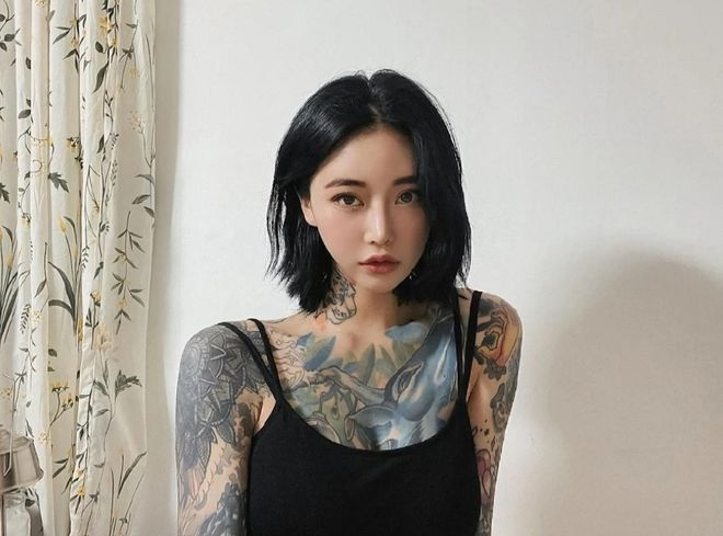 这是韩国当红纹身师ahnlina,因为身上的大面积纹身而走红