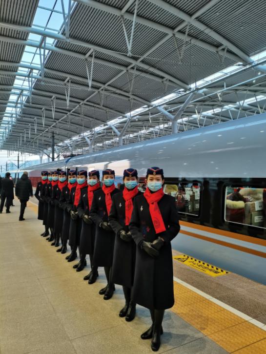银西高铁正式开通!"蓝暖男"搭载首批乘客始出银川站!