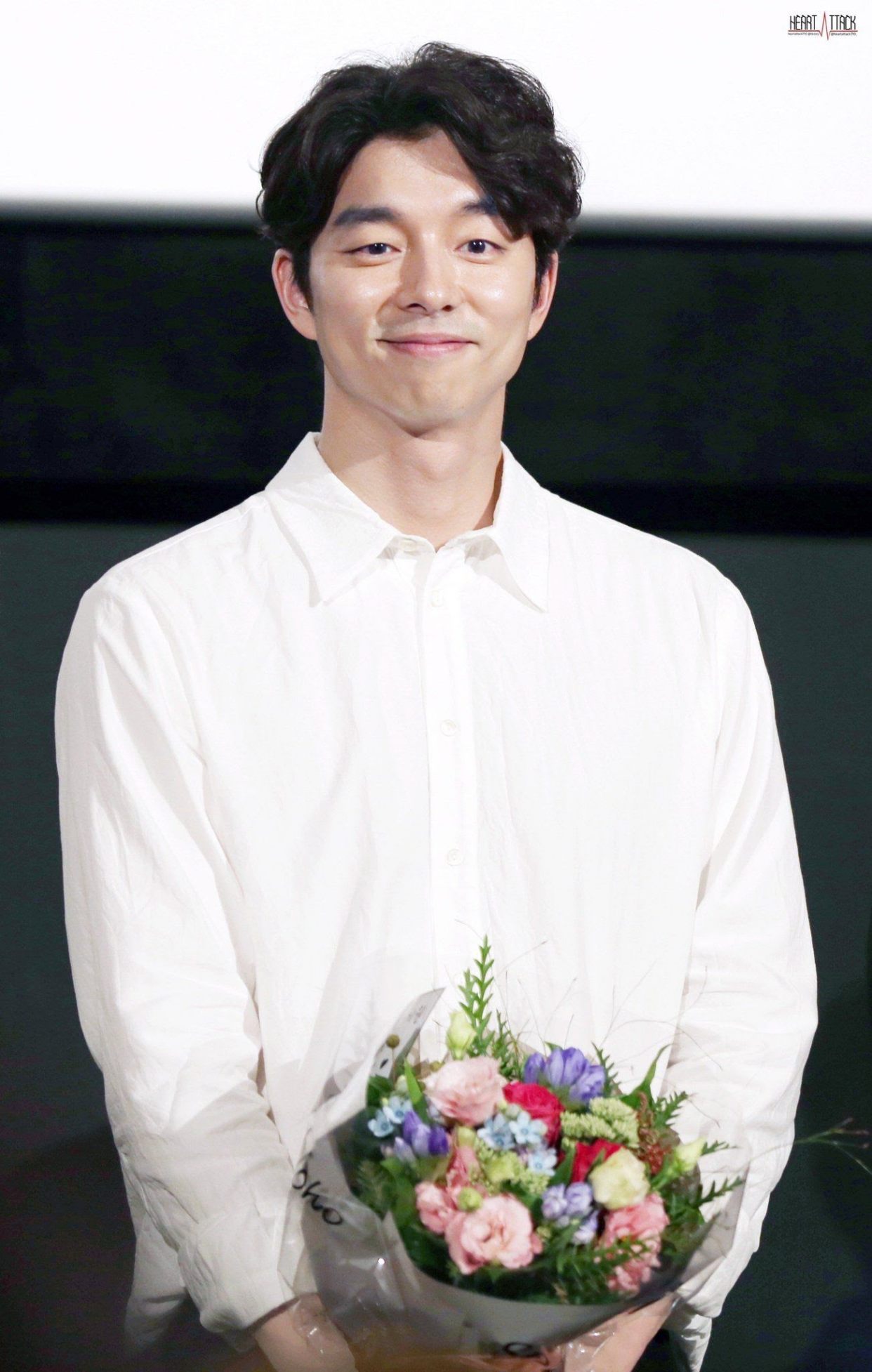 听说自己是lisa的理想型,孔刘秒害羞暖送签名照