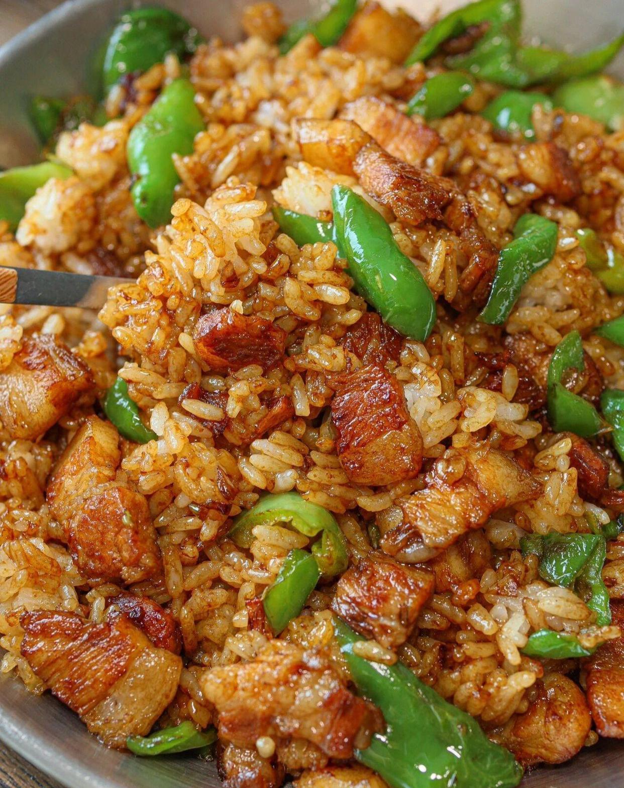 青椒五花肉炒饭,口感香糯,回味无穷,包你吃一次就上瘾