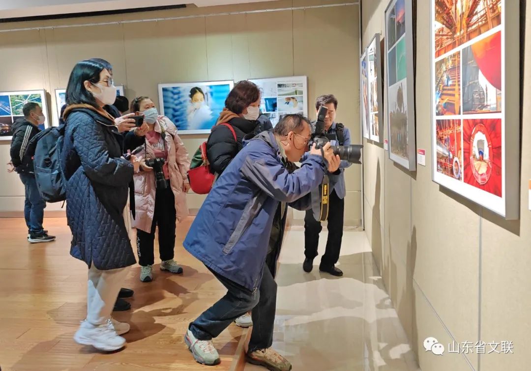 第十五届山东省摄影艺术展在济南开幕