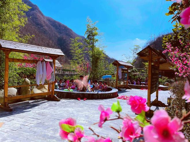 卢氏旅游:把春天装进温泉池里,送你
