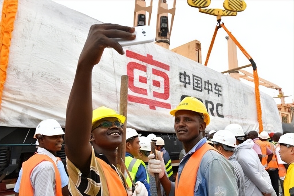 中国援助非洲装甲列车图片