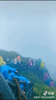 热点|风雨交加爬黄山，到一半想回家进退两难？同样的场景，有游客冻得直喊妈
