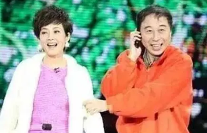 2004年,冯巩被妙龄保姆索要50万分手费,妻子艾慧的做法让人敬佩