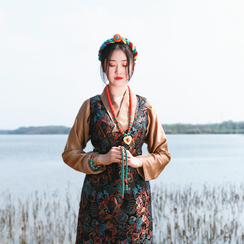 刘涛,蒋勤勤西藏秀美照,穿一身奢华藏服好美艳,一脉相传之藏服
