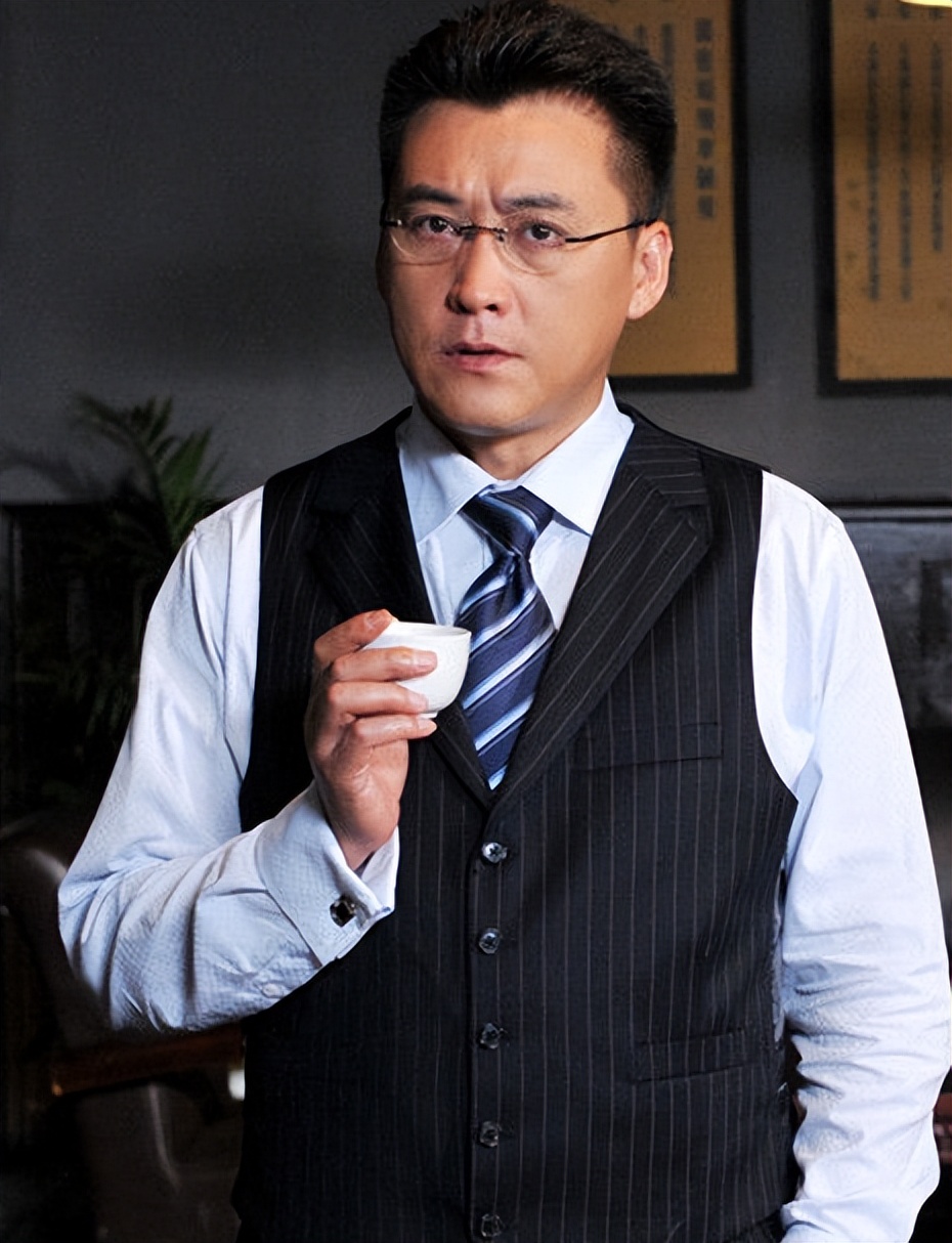 "工作狂"刘小峰:一年拍戏只休4天,娶小16岁妻子生两个儿子