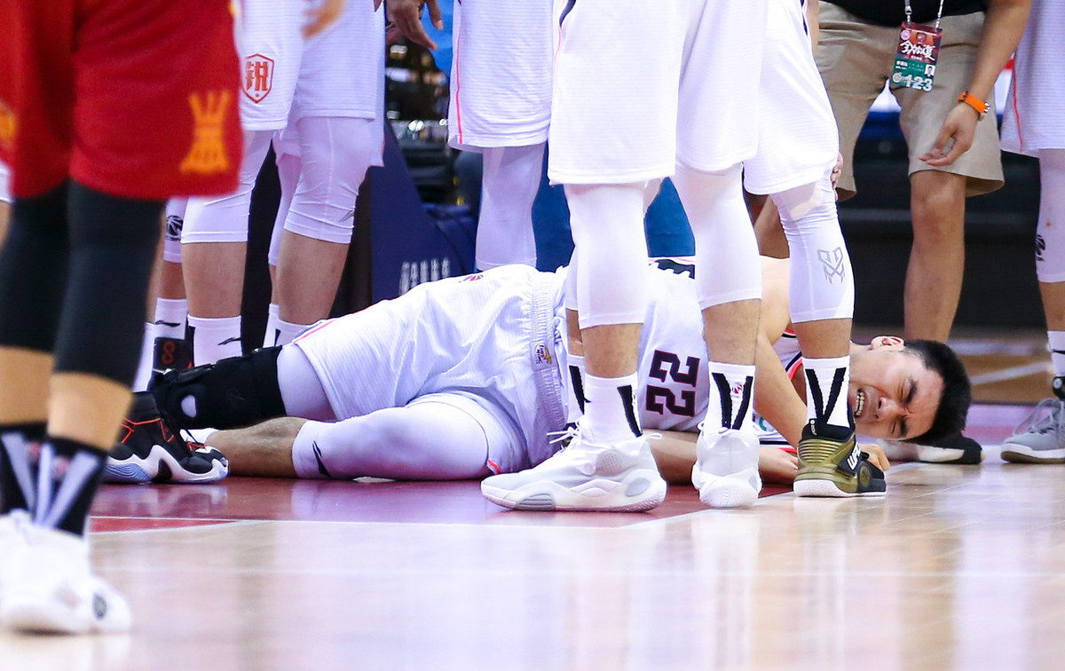 辽宁男篮遭遇重创!内线核心再次受伤离场,表情痛苦直拍地板