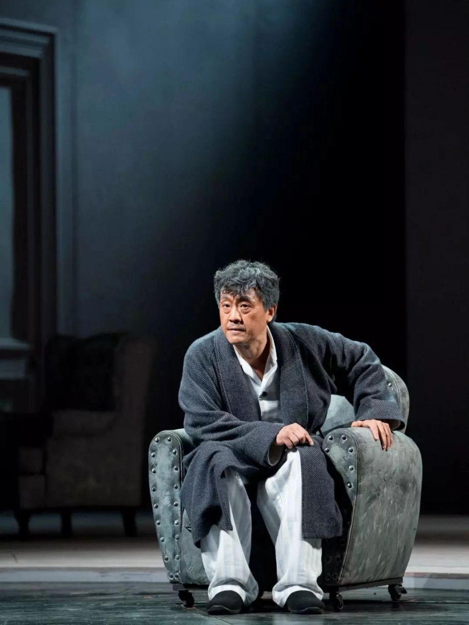 有一天,何冰参加同学聚会,一个女生拍着何冰肩膀说:"何冰,我都快30岁