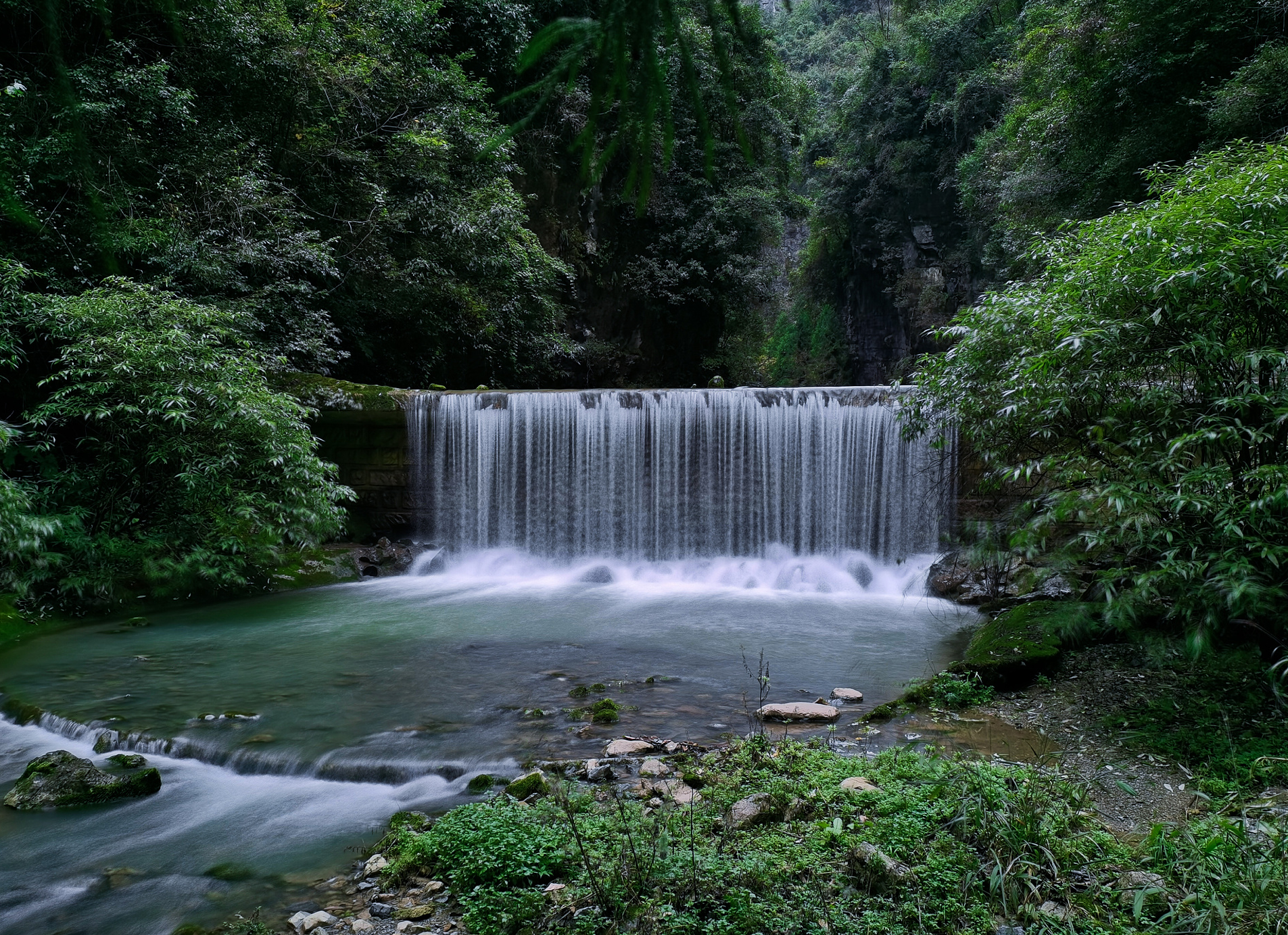 欣赏贵州壮丽的森林,溪流和瀑布,不容错过的森林公园