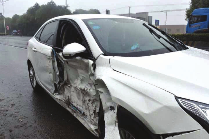 这都是一些什么车?剐蹭一下就像"纸糊车",钱花哪去了
