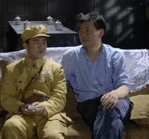 副艇长和小卖店老板娘偷情被举报,竟意外揭开特务惊天阴谋