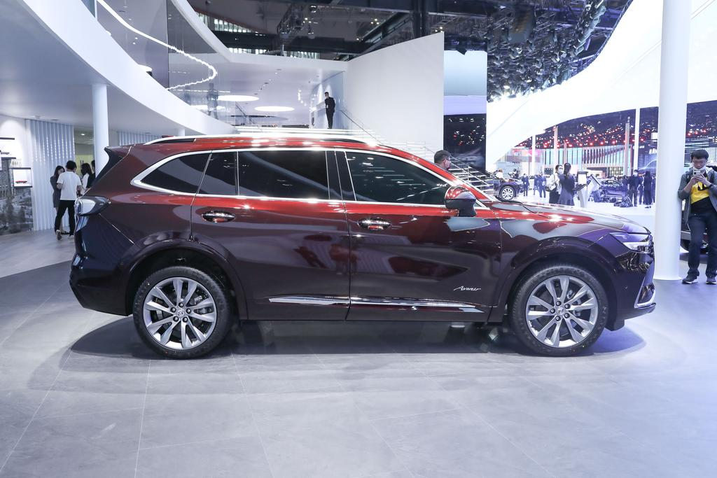 全车拥有7个安全气囊,另外4款车型拥有6个安全气囊,所以,别克昂科威