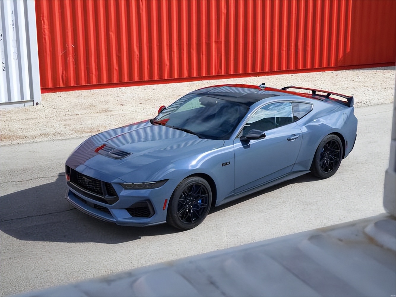 2024款福特野马抢先看!5.0lv8引擎爆456马力,美式肌肉野兽派!