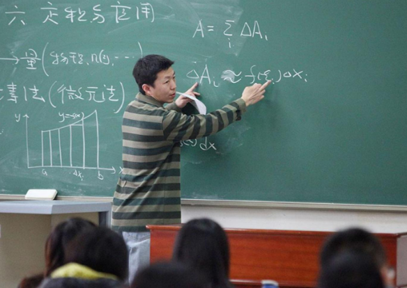 女教师上课拖堂,遭学生冲上讲台"暴击",评论区全都一边倒