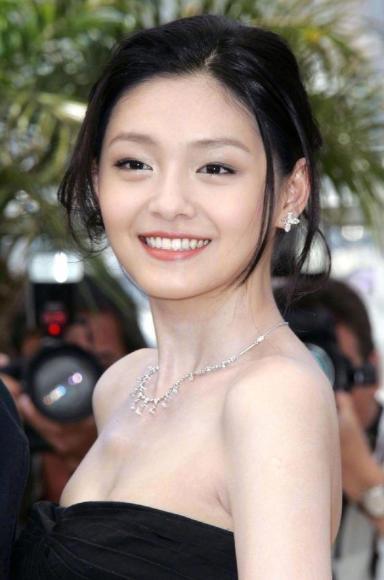 大s女儿"公主坐"火了,坐姿乖巧,网友:有教养的孩子最可爱