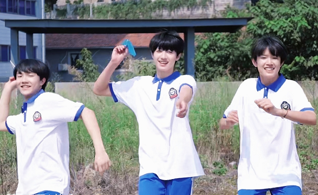 朱志鑫上学照,生图颜值像小说里的校草,令学校女同学心动