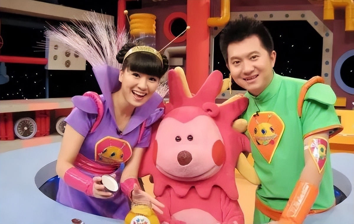 央视红果果夫妇带娃观影,结婚12年儿女双全,三岁女儿长相随妈