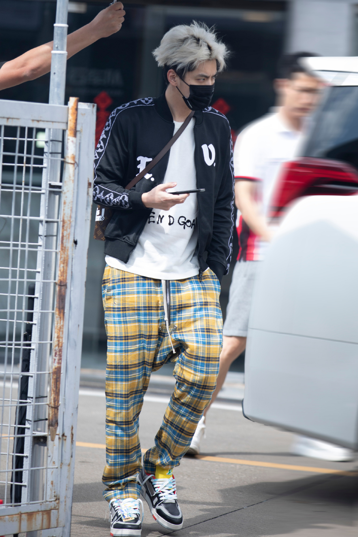 吴亦凡审美略土味,把格纹裤穿出"睡裤"感,脸色憔悴看着不清爽