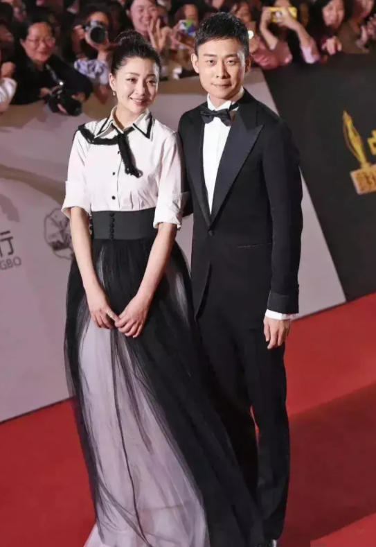 张译和殷桃罕见牵手走红毯,殷桃一脸甜笑美的清纯又灵动