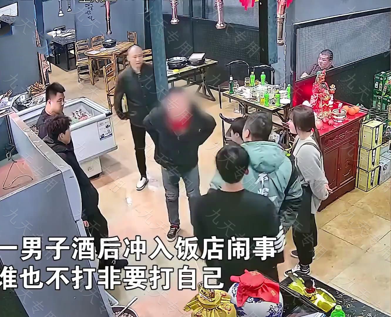 尴尬!男子酒后耍酒疯拿酒瓶朝头上连砸三次竟没碎:电视剧看多了