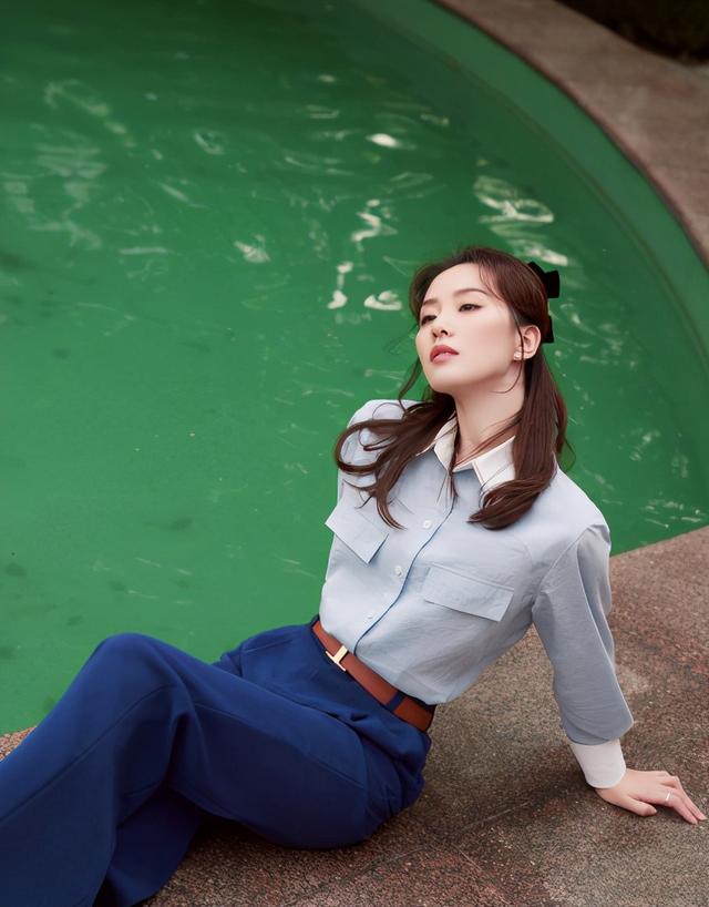 刘诗诗双蝴蝶结发型亮相活动,复古高腰裤显文艺气质,颜值重回春