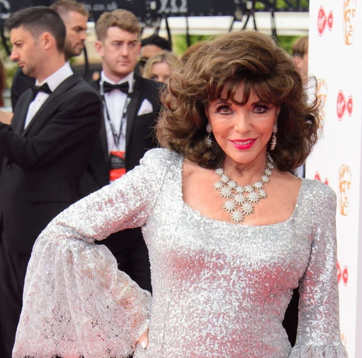 88岁女星琼·柯林斯不服老,无法忍受小32岁丈夫不在身边的日子